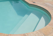 Modèle d'escalier de piscine, en béton armé et parpaing